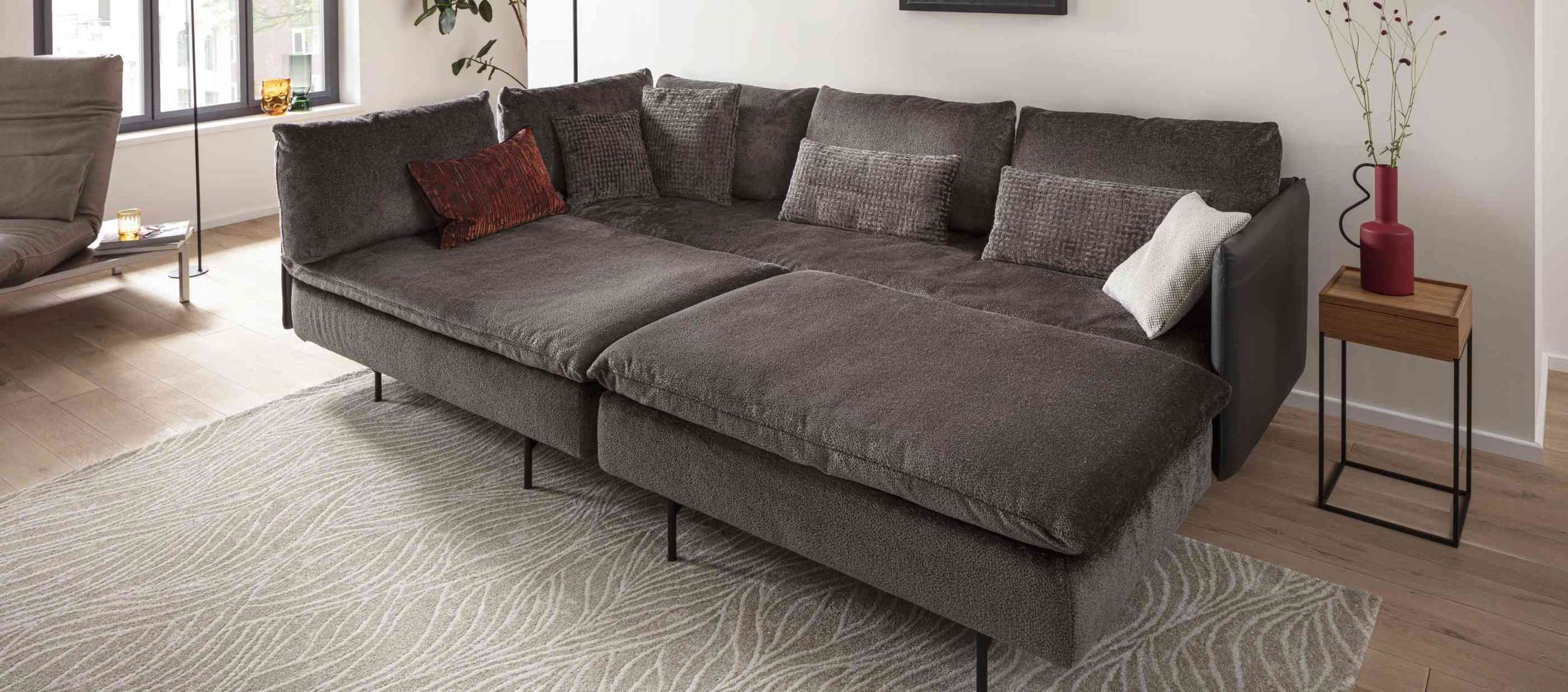 Signet Ecksofa Giro mit Samtstoff. Ecksofa Giro von Signet mit schwenkbaren Longchair.