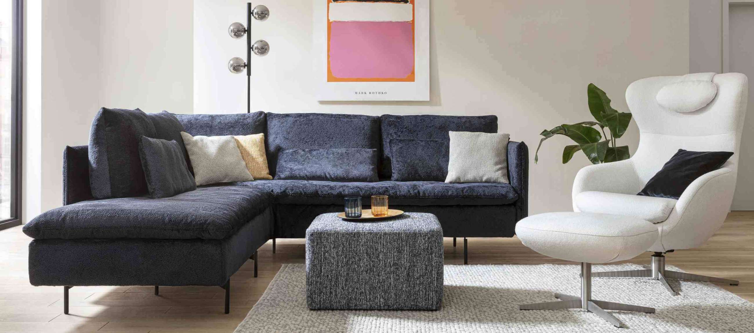 Ecksofa Giro von Signet mit dem Sessel Jester und Hocker Bono. Signet Ecksofa Giro mit Sessel Jester und Hocker Bono.