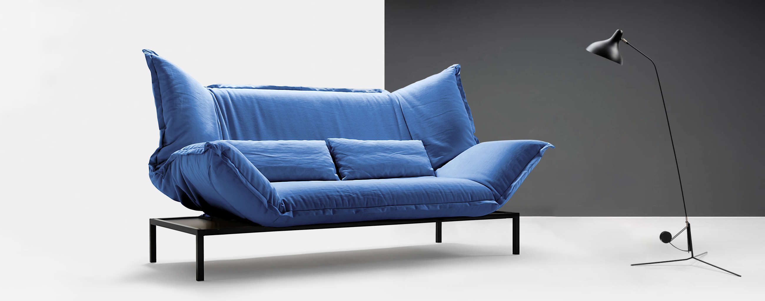 Schlafsofa Nuri von Signet mit Stoffbezug und schwarzen Metallgestell. Schlafsofa Nuri Signet Funktionssofa
