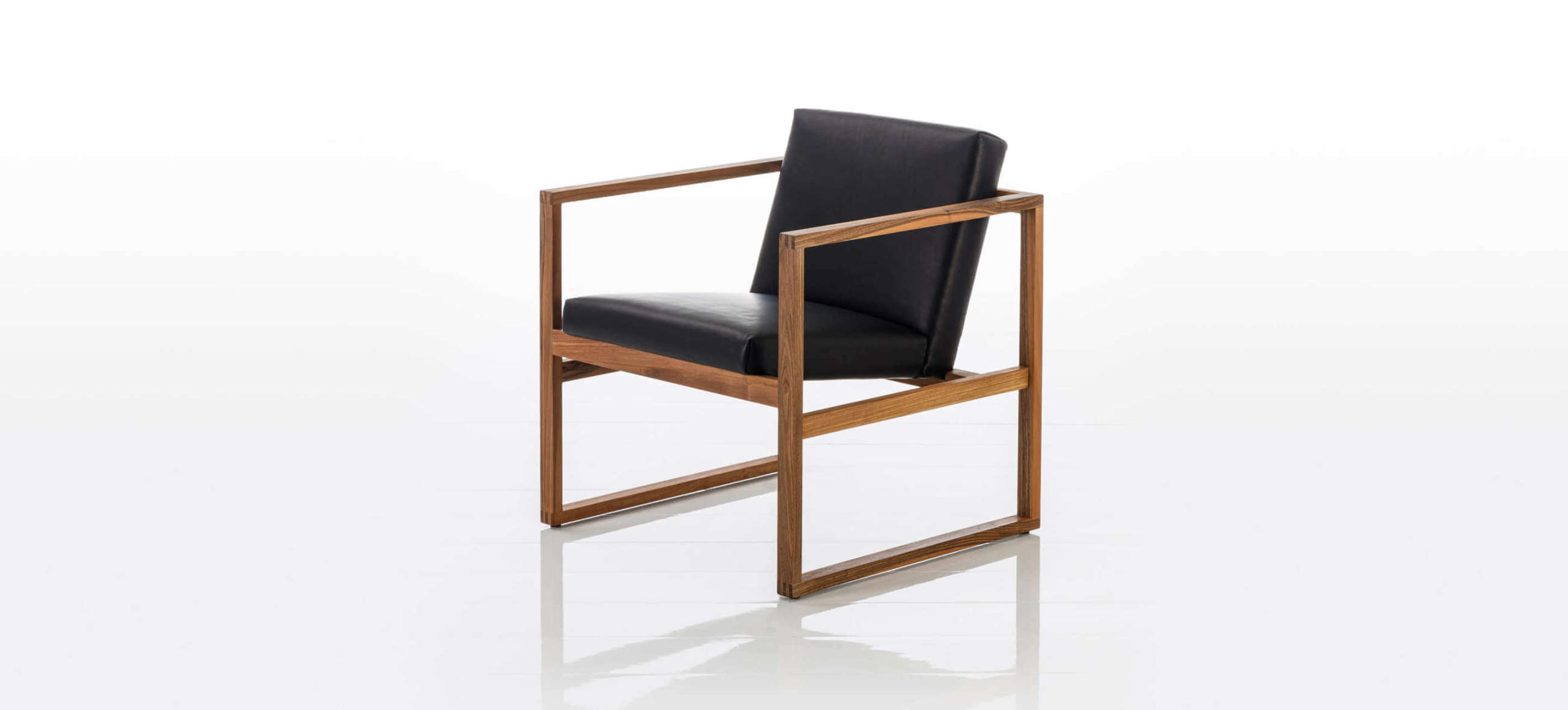 Sessel Grace wood low von Bruehl mit schwarzen Leder. Sessel bruehl Grace wood low Leder