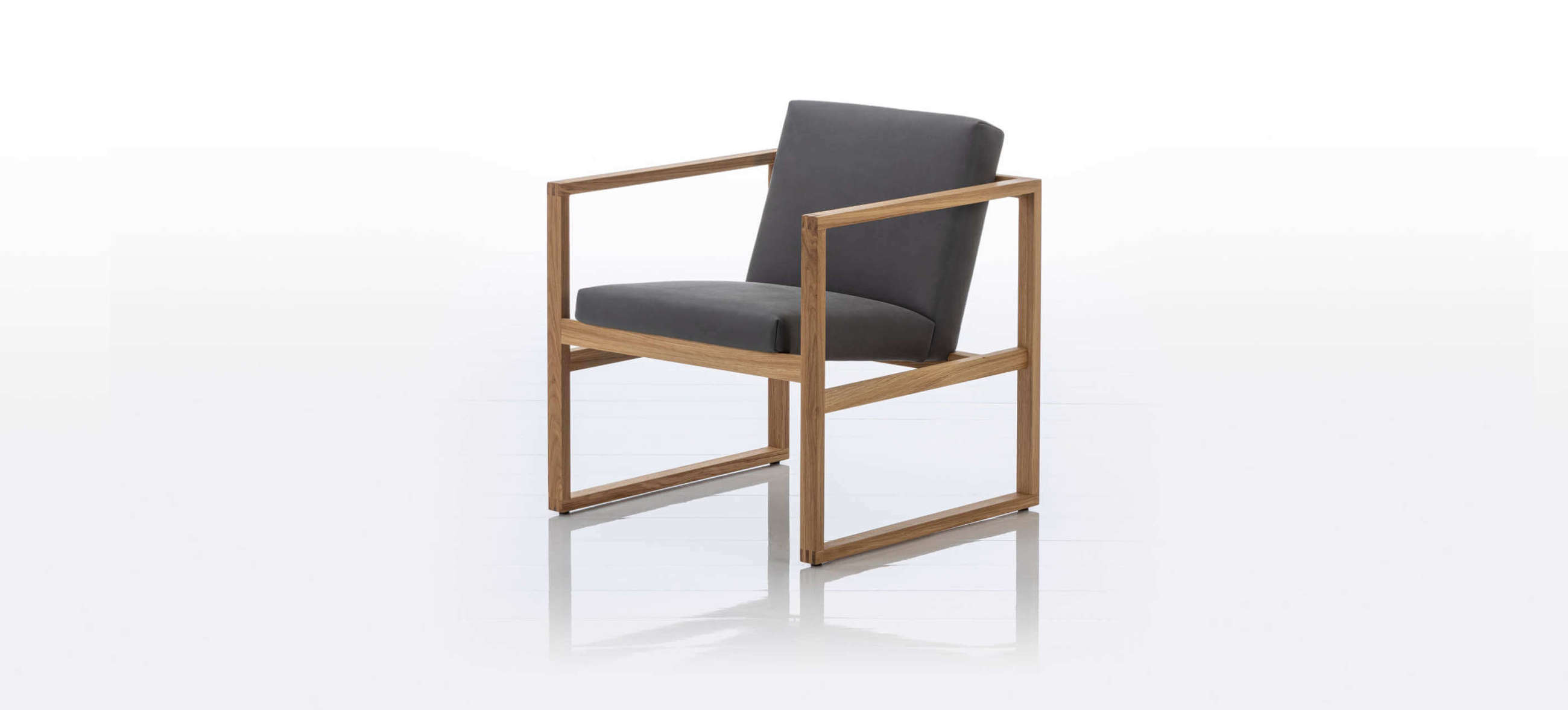 Sessel Grace wood low von bruehl mit Eichenholz und Leder. Bruehl grace wood low Eichenholz Leder