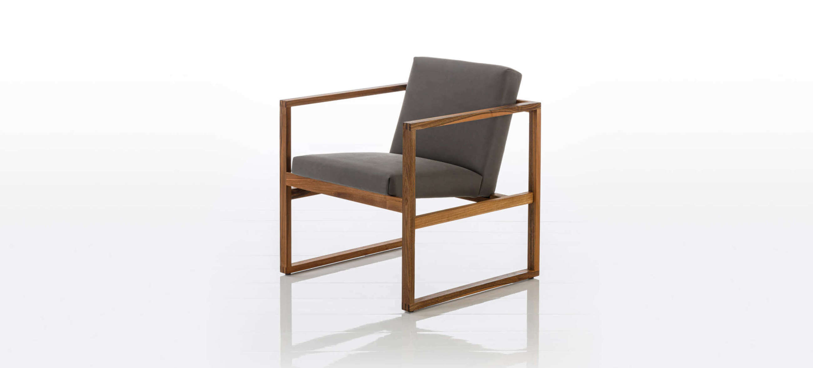 Bruehl Sessel Grace wood low mit Leder und Nussbaumholz. Sessel grace wood low bruehl Leder Nussbaumholz