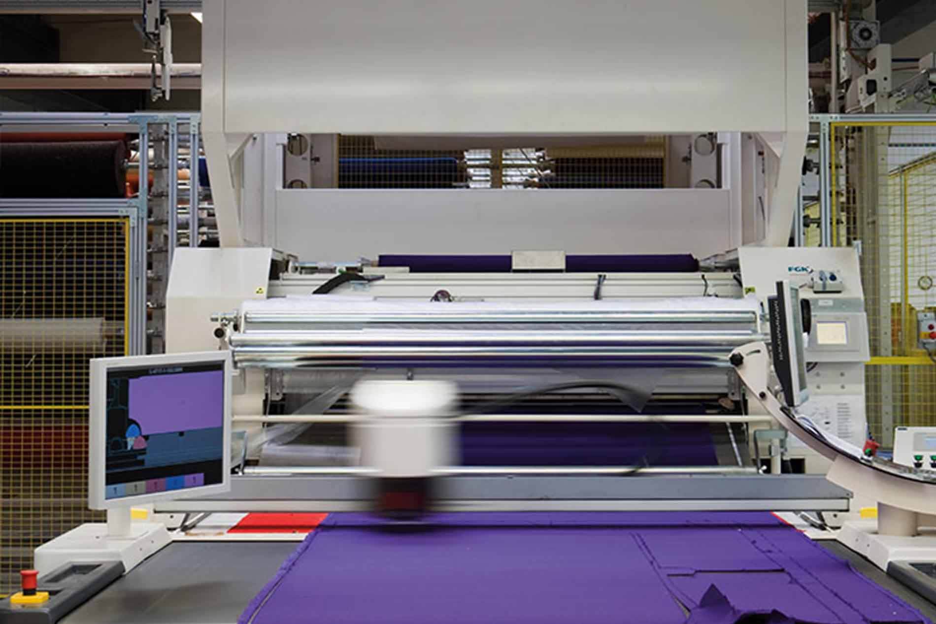 Automatisierte Zuschneidung der Stoffe in der Produktion des Herstellers Brüh. Zuschneidung Stoffe Brühl Maschine