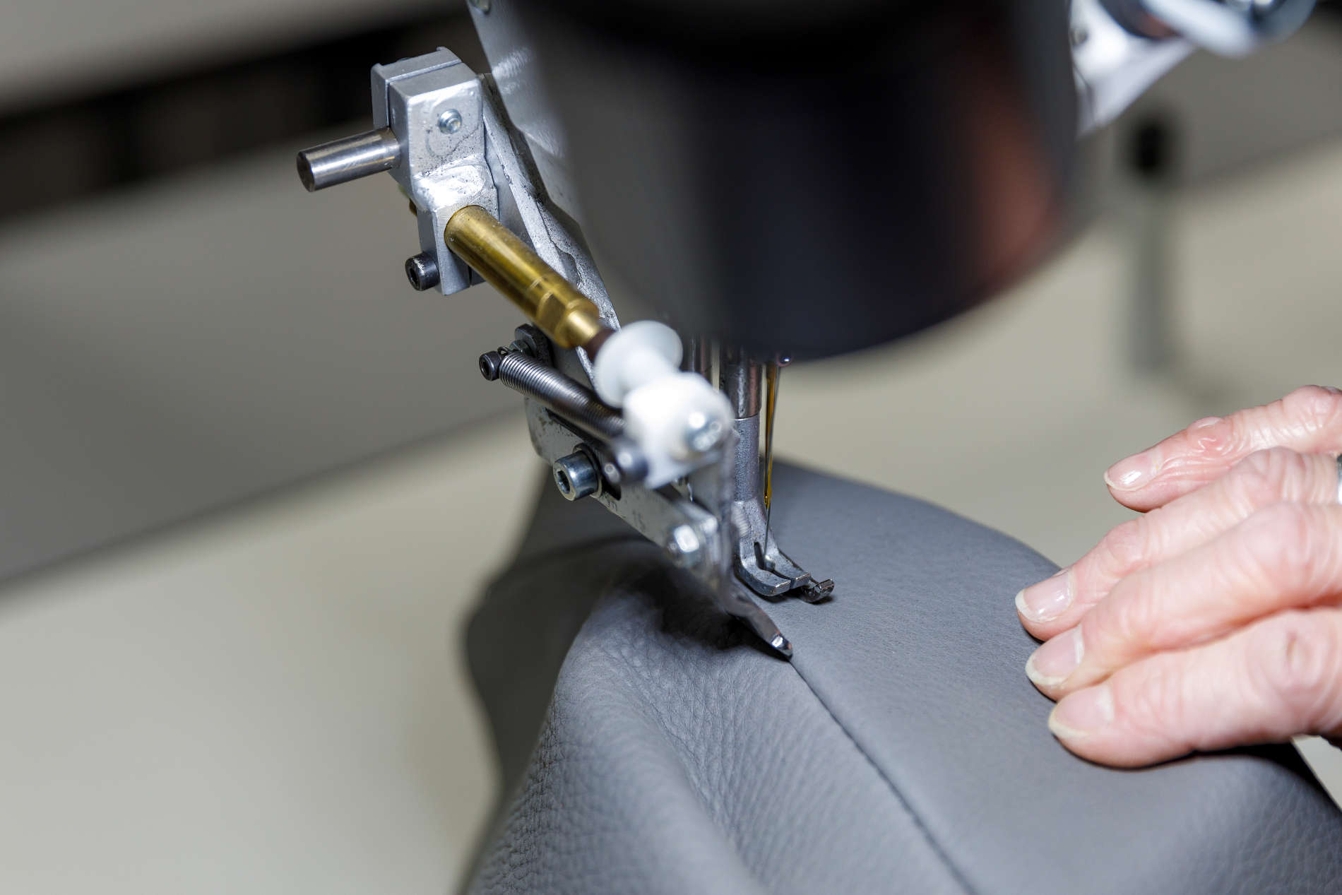 Näharbeiten beim dem Hersteller Brühl. Stoffe und Leder werden per Hand passgenau gefertigt. Hersteller Brühl Näharbeiten.