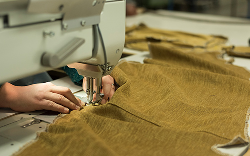 Verarbeitung eines Stoffbezuges von Jori. Der Bezug eines Jori Sofas wird angefertigt.