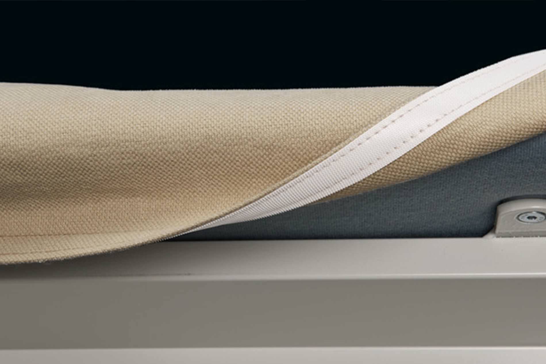 Demonstration der abnehmbaren Bezüge der Bed for Living Schlafsofas von Swiss Plus. Swiss Plus Bed for Living Schlafsofas abnehmbare Bezüge