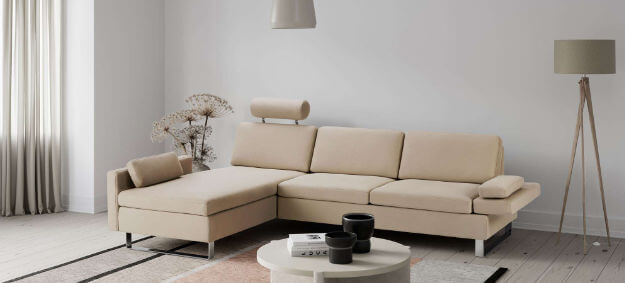 Brühl Ecksofa Alba mit Longchair, Stoffbezug und verchromten Metallkufen. Die Breite ist 250 cm. Brühl Ecksofa Alba mit Stoffbezug und Metallkufen.