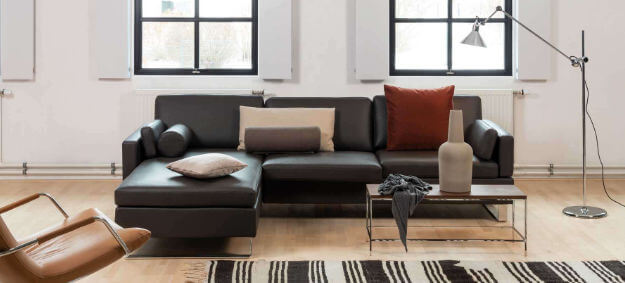 Brühl Ecksofa Alba mit Leder Unit, klappbaren Armlehnen und verchromten Metallkufen. Brühl Ecksofa Alba mit Lederbezug und Lederbezug.