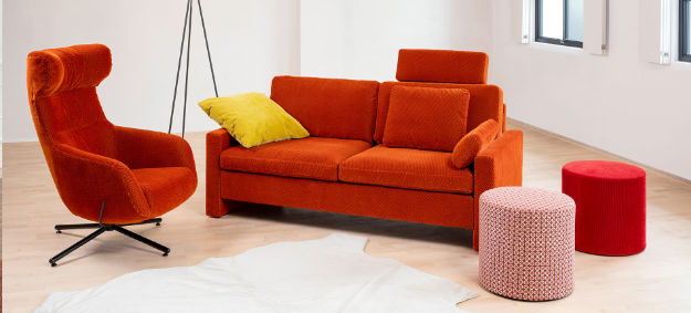 Sofa Alba von Bruehl mit roten Stoffbezug. 