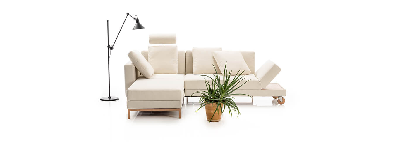 Das Ecksofa Four-Two von Brühl in Stoff mit Holzkufen. Ecksofa Schlafsofa Four-Two Brühl Stoff beige
