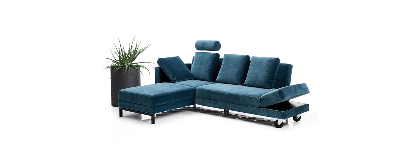 Das Ecksofa Four-Two von Brühl in blauem Samtstoff. Ecksofa Schlafsofa Four-Two Brühl Stoff Samt blau