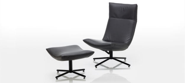 Bruehl Sessel Gerard mit schwarzen Leder, Drehkreuz und Hocker. 