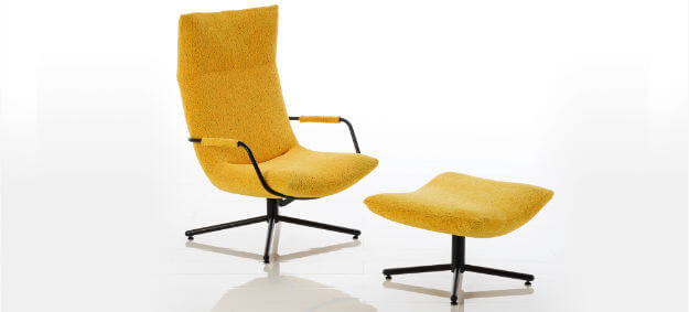 Sessel Gerard von Bruehl mit gelben Stoff, Hocker und schwarzen Drehkreuz.