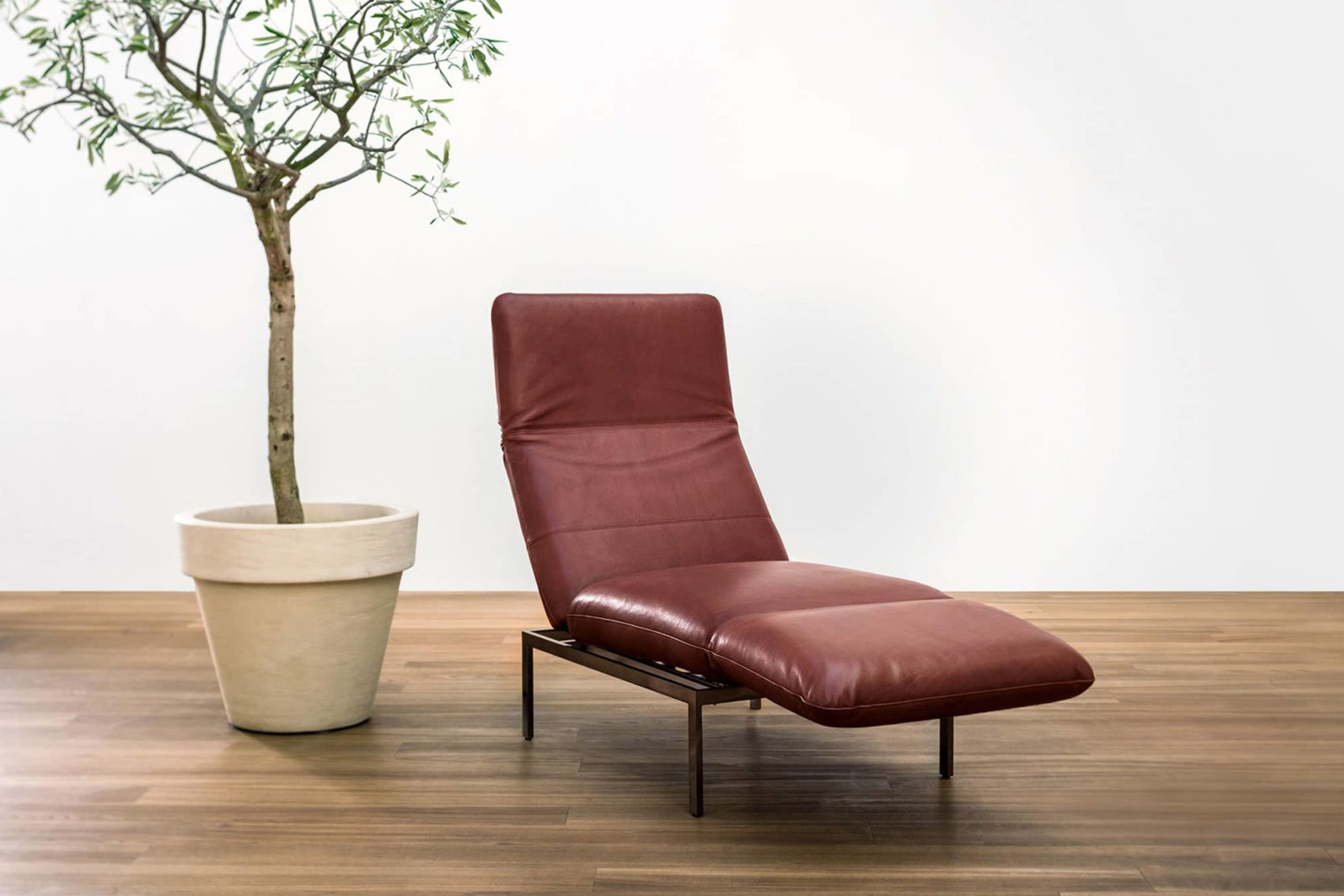 Brühl Sessel Roro Liege braunes Leder schwarzes Metallgestell