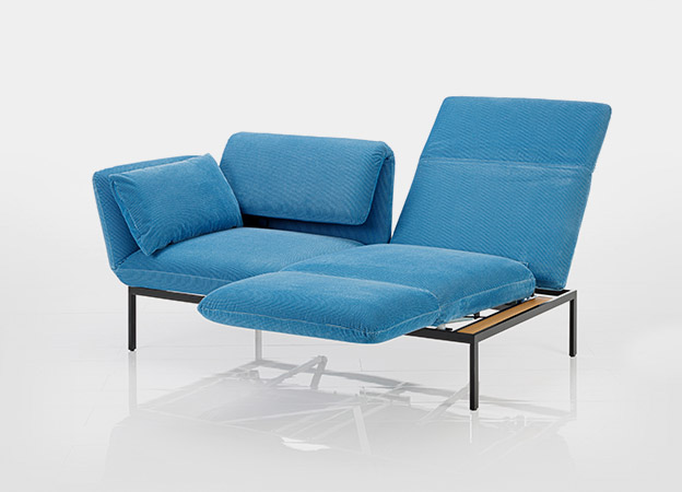 Das Funktionssofa roro medium von Brühl in blauem Stoff. sofa funktionssofa roro brühl