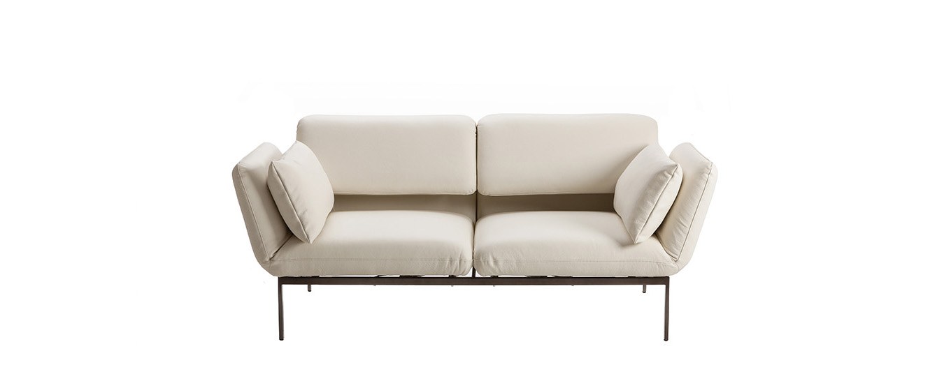 Hier sehen Sie das roro medium Schlafsofa von Brühl mit dem Gestell in Schwarzchrom. Brühl roro medium Schlafsofa