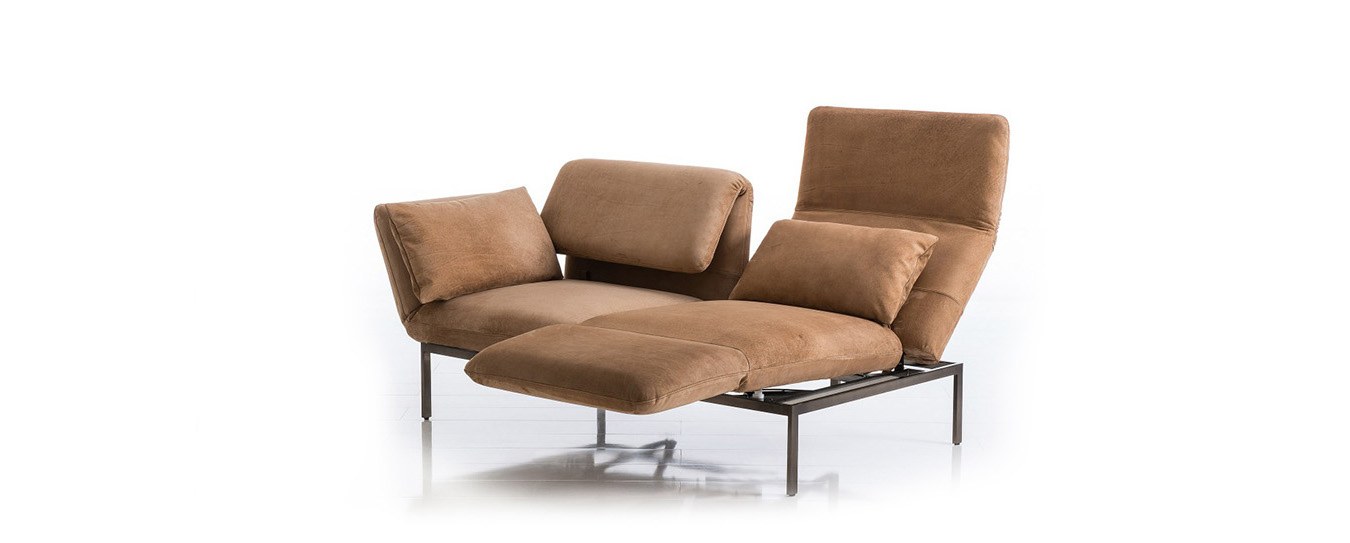 Hier sehen Sie das roro medum Schlafsofa im Velvet Leder mit der rechten Seiten als Liege. Brühl roro medium Schlafsofa Velvet Leder