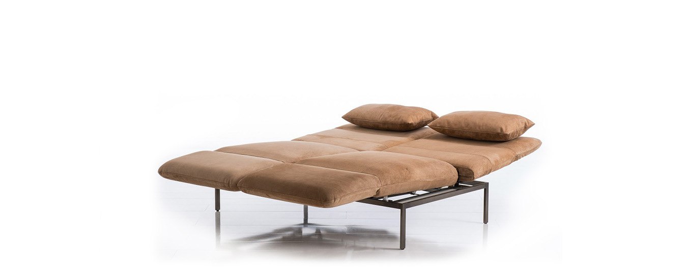 Hier sehen Sie das roro medium Schlafsofa von Brühl als Doppelbett im Velvet Leder. Brühl roro medium Schlafsofa Doppelbett Leder Velvet