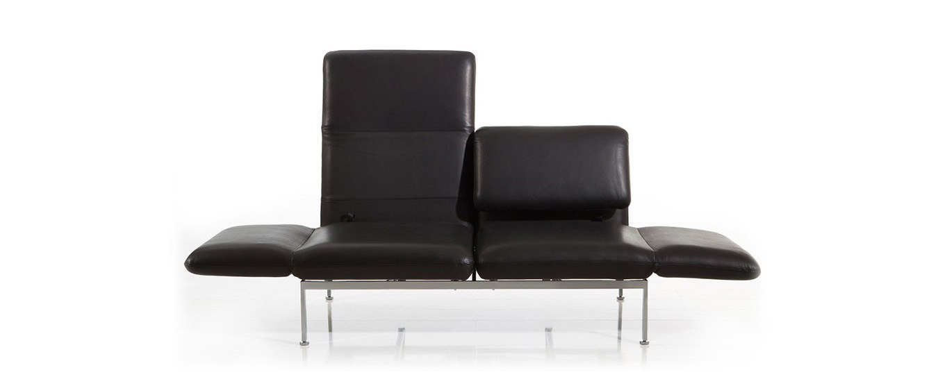 Hier sehen Sie das roro small Schlafsofa von Brühl in schwarzen Ledern. Brühl roro small Schlafsofa