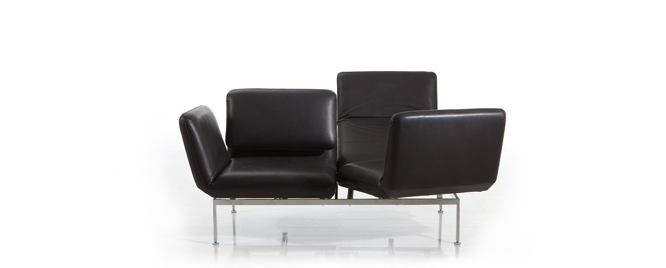 Hier sehen Sie das roro small Schlafsofa von Brühl im schwarzen Leder während der Verwandlung. Brühl roro small Schlafsofa