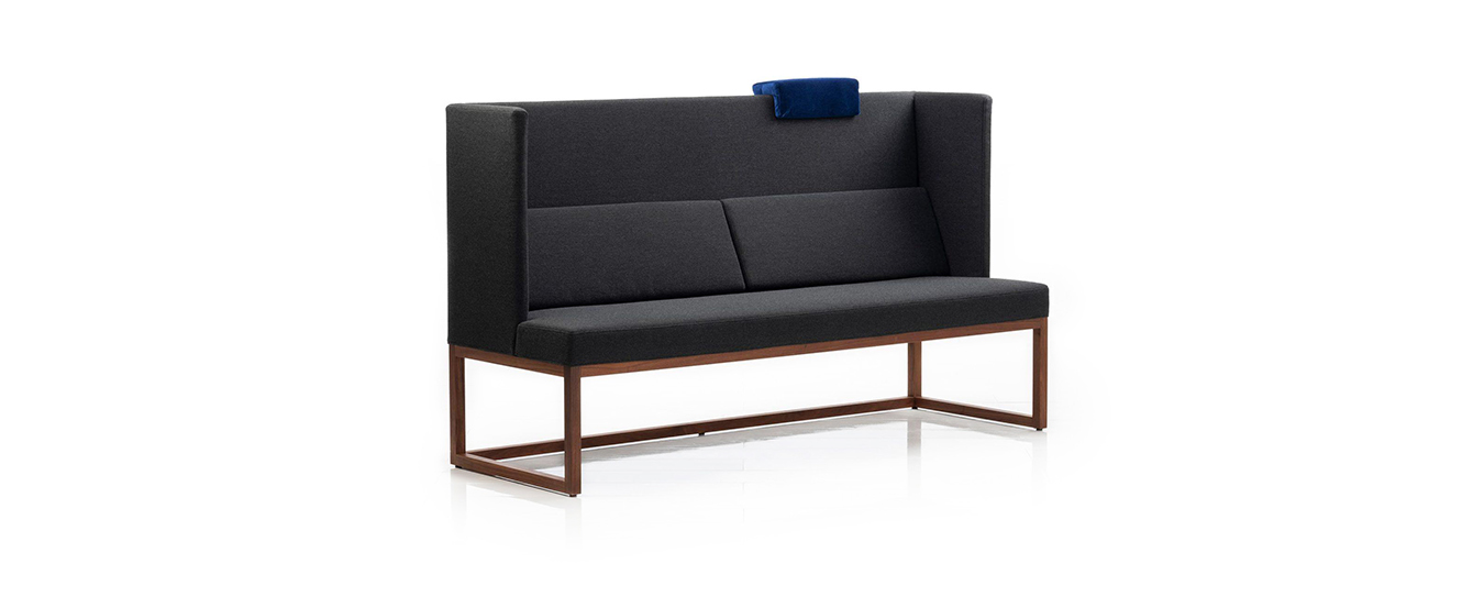 Die Wohnbank Belami high von Brühl in grauem Filz mit Holzfüßen. bank wohnbank belami high brühl filz grau