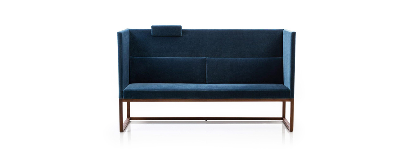 Die Wohnbank Belami high von Brühl mit hohem Rücken in blauem Samt. bank wohnbank belami high brühl samt blau