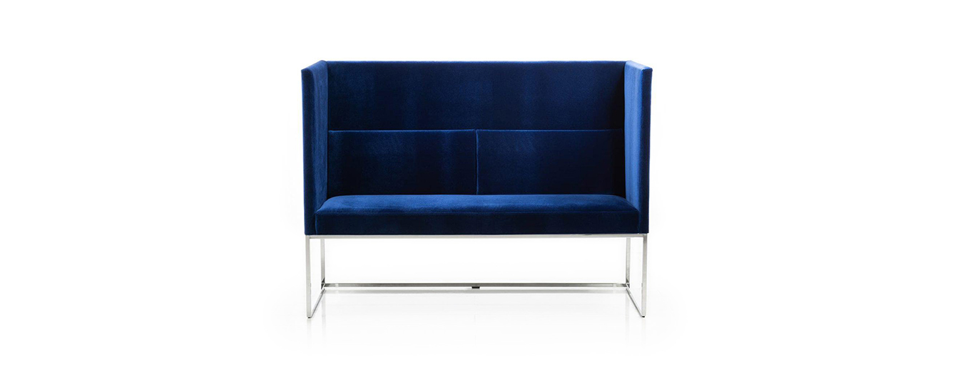 Die Wohnbank Belami high von Brühl in blauem Samt. bank wohnbank belami high brühl