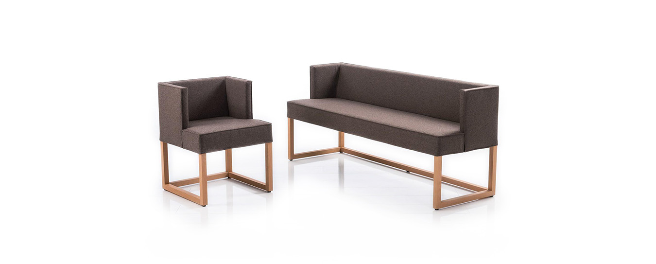 Stuhl und Wohnbank Belami von Brühl in braunem Filz mit Holzgestell. bank wohnbank belami brühl