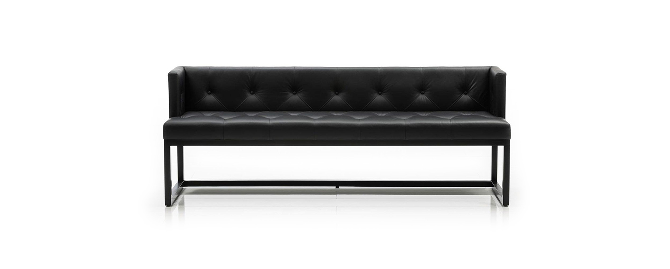 Die Bank Belami von Brühl in schwarzem Leder mit Absteppung. bank wohnbank belami brühl leder schwarz