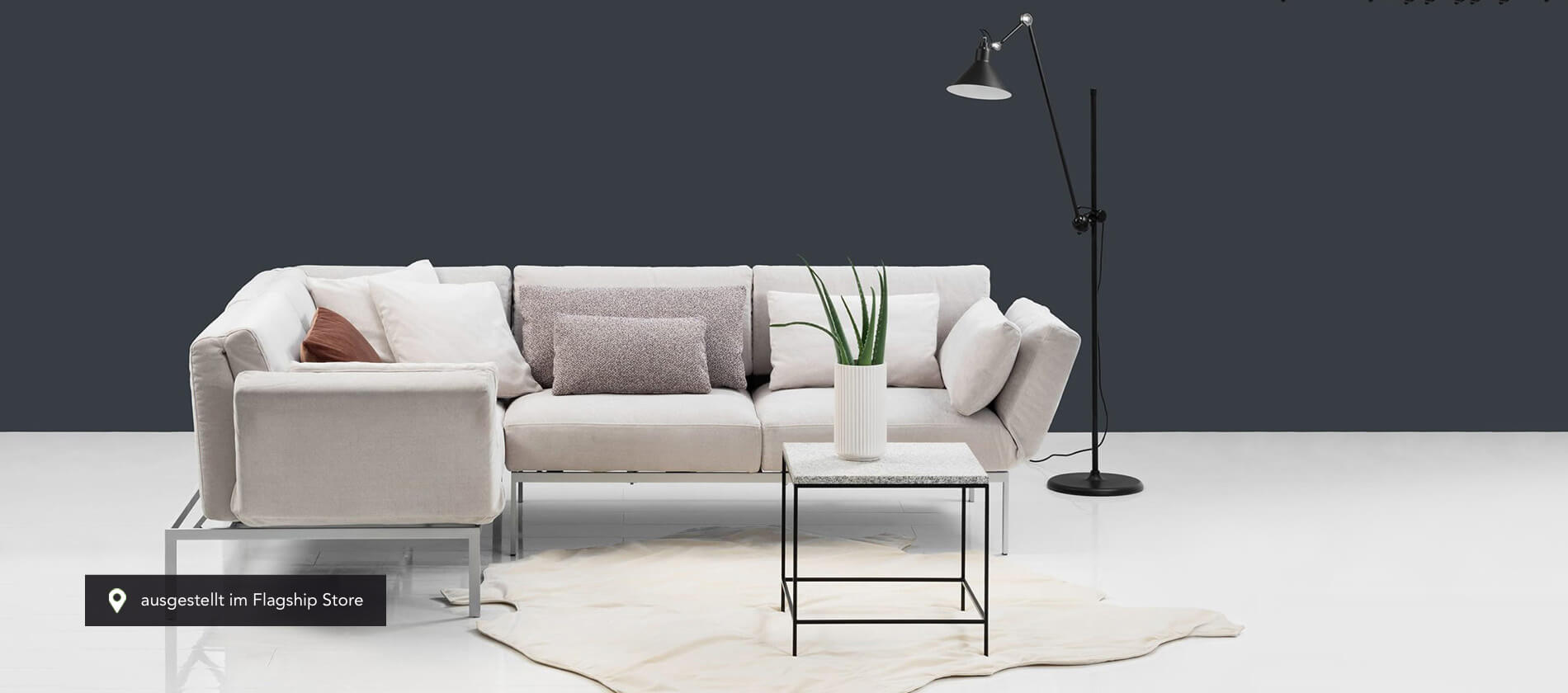 Das Ecksofa roro soft von Brühl in hellem Stoff. ecksofa funktionssofa roro soft bruehl