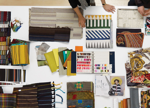 Das Maharam Team sucht Stoffe bei Kvadrat für Musterstoffe aus. Kvadrat Maharam Stoffe Auswahl Musterstoffe