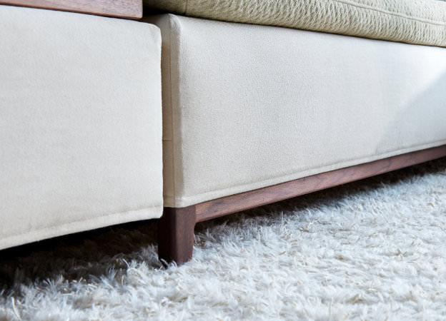 Holzkufe Nussbaumholz Isla Signet Ecksofa Schlafsofa