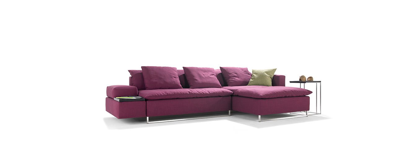 Ecksofa Isla von Signet in modernem Design – kräftiges Pink. Ecksofa Isla von Signet in kräftigem Pink mit eleganten Edelstahlfüßen und Kissen.