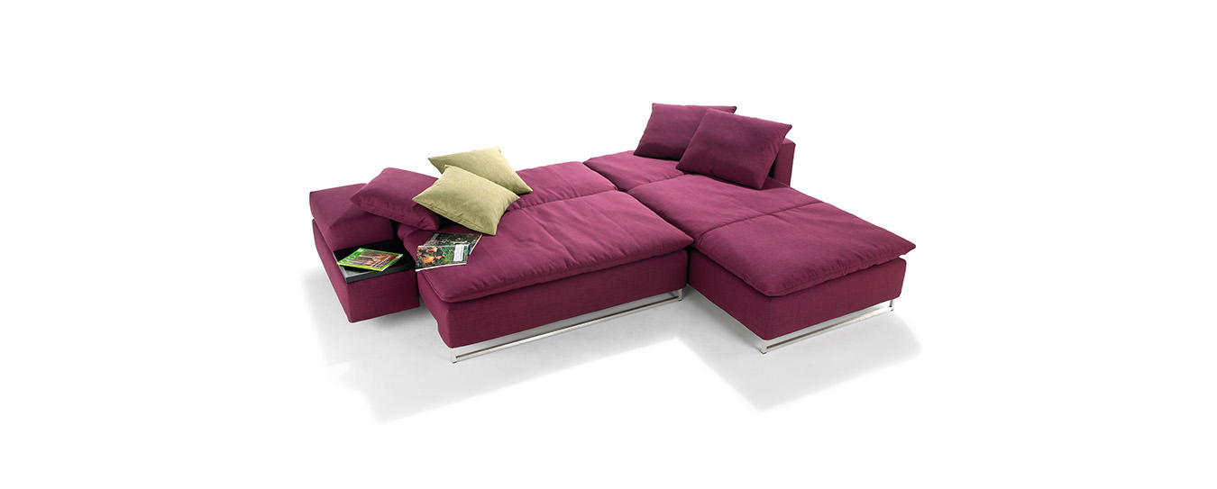 Isla Ecksofa von Signet – Ausgeklappt als Schlafsofa in Pink. Ausgeklapptes Isla Ecksofa von Signet in kräftigem Pink mit großzügiger Liegefläche und eleganten Edelstahlfüßen