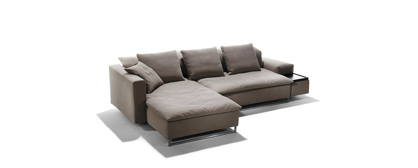Isla Ecksofa von Signet – Eleganz in neutralem Braun. Isla Ecksofa von Signet in braunem Stoff mit klaren Linien und modernem Design.