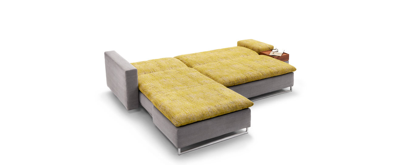 Isla Ecksofa von Signet – Schlafsofa in Grau und Gelb ausgeklappt. Ausgeklapptes Isla Ecksofa von Signet in grauem Korpus mit gelber Liegefläche und Edelstahlfüßen.