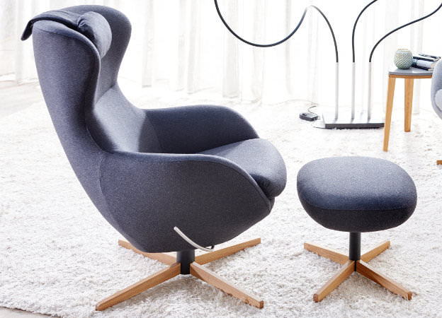 Sessel Jester Signet Filz Lana dungelgrau Eichenholzgestell Hocker Kopfkissen