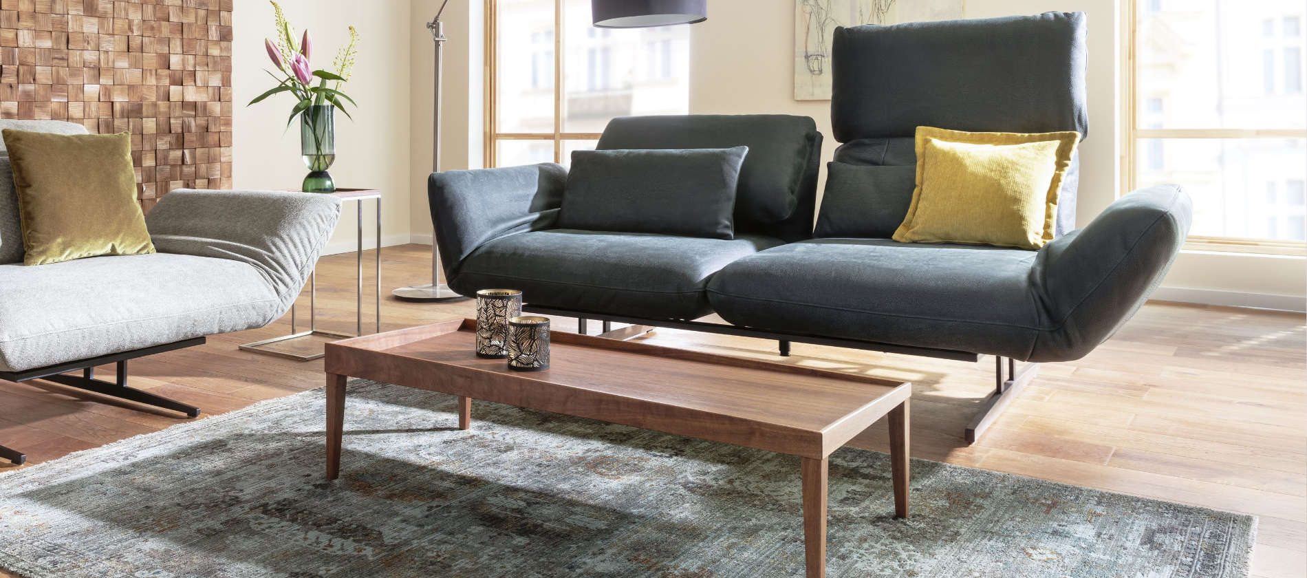 Funktionssofa Messina von Signet mit Drehsitzen und klappbaren Rücken. 