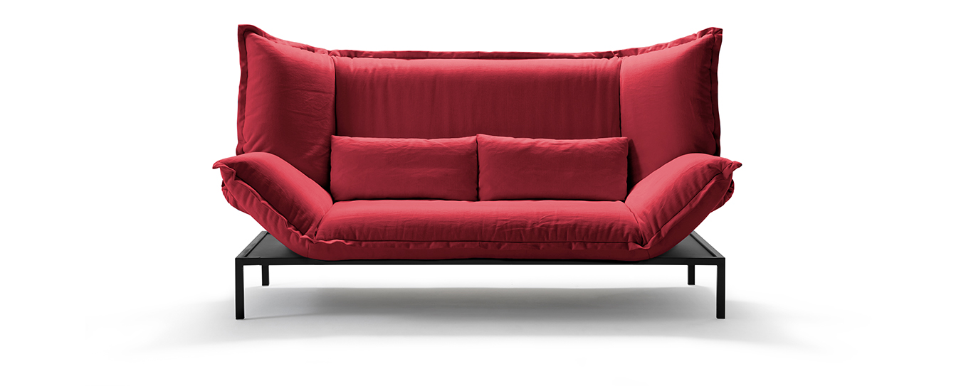 Das Schlafsofa Nuri von Signet im Stoff Lesa, Farbe marsala. Schlafsofa Nuri Signet Stoff rot
